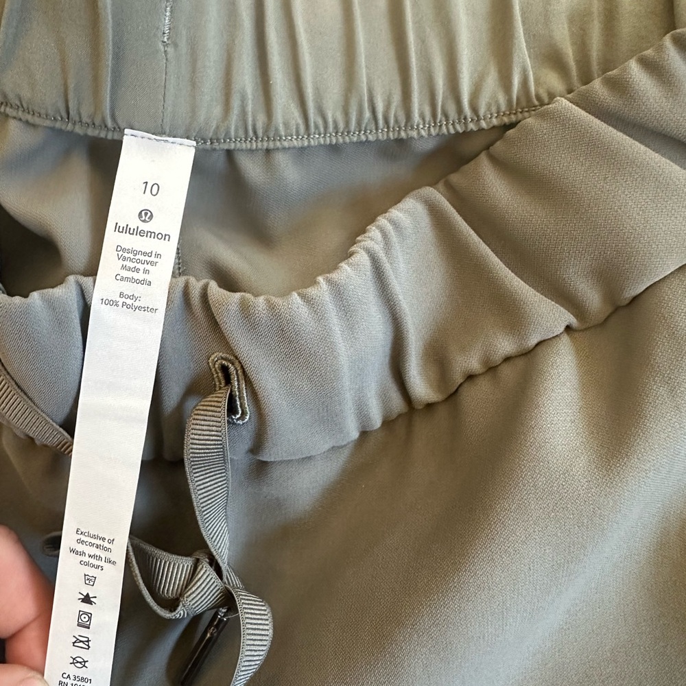 Lululemon On The Fly Crop Woven 23" Drawstring Pants in Grey Sage Size 10 - Picture 10 of 10